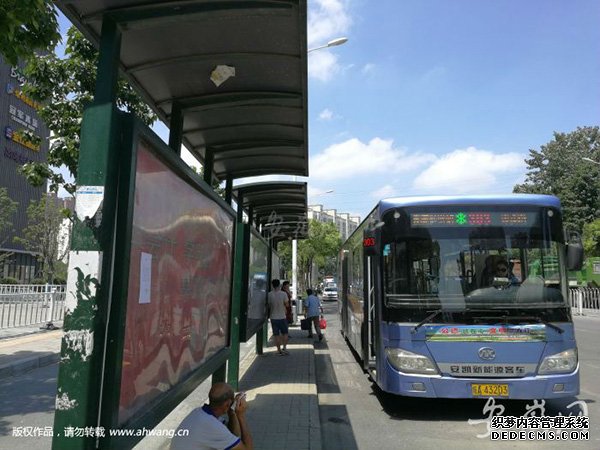 公交候車亭也出現山寨貨